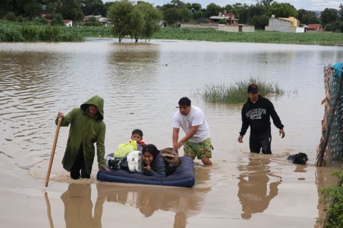 Desborda río Mayorazgo en Otzolotepec e inunda cuatro comunidades